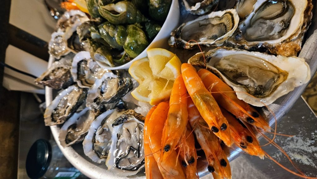 Plateau De Fruits De Mer Au Sacre Coeur Des Pentes